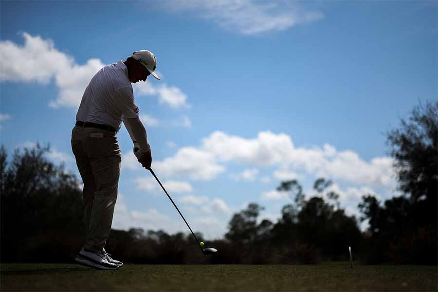 Ernie Els setzt zum Schlag an.