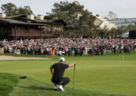 Ludvig Aberg in der Hocke vor einem Green beim The Genesis Invitational 2025