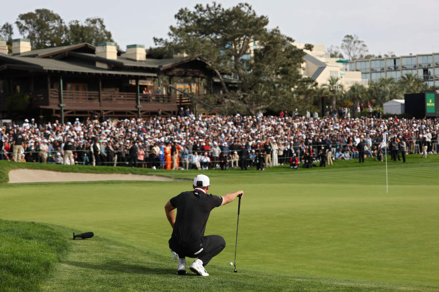 Ludvig Aberg in der Hocke vor einem Green beim The Genesis Invitational 2025