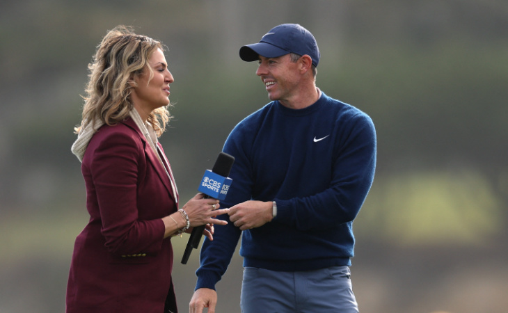 Rory McIlroy gibt einer Reporterin ein Interview