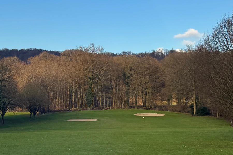 Sandbunker auf einem Golfplatz